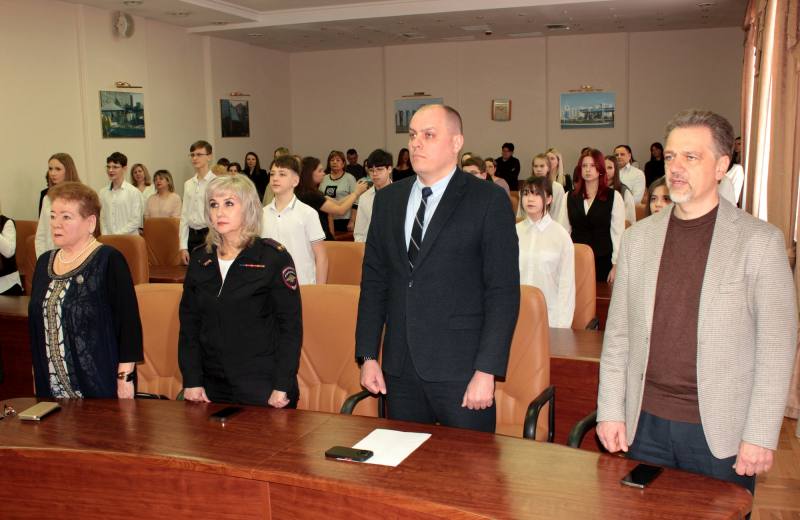 24 юных астраханца получили первые в жизни паспорта в рамках федеральной программы Движения Первых и Министерства внутренних дел Российской Федерации «Мы – граждане России!» 24 юных астраханца получили первые в жизни паспорта в рамках федеральной программы Движения Первых и Министерства внутренних дел Российской Федерации «Мы – граждане России!»