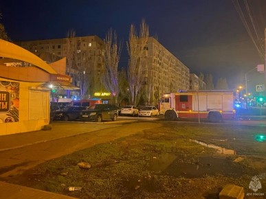 В Советском районе г. Астрахани огнеборцы МЧС России ликвидируют пожар в квартире многоэтажного дома