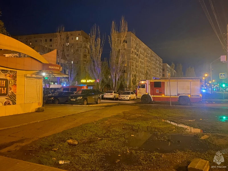 В Советском районе г. Астрахани огнеборцы МЧС России ликвидируют пожар в квартире многоэтажного дома