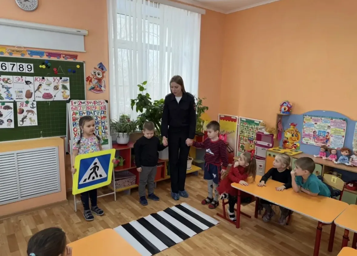 Госавтоинспекторы провели профилактические беседы и игры по знанию правил дорожного движения Госавтоинспекторы провели профилактические беседы и игры по знанию правил дорожного движения