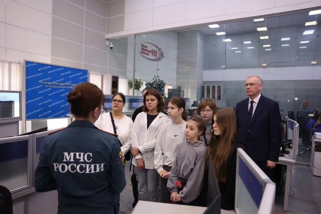 Астраханским воспитанницам центра «Улитка» показали, как работает Центр обработки вызовов системы 112