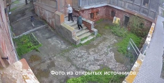 В ходе мониторинга сети Интернет сотрудниками полиции выявлена видеозапись, на которой видно, как трое несовершеннолетних на территории Евангелическо-Лютеранской общины святых Петра и Павла бросают камни в сторону фасада...