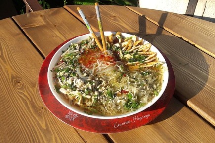 Окунувшись в весенние вкусы: попробуйте освежающий суп кукси