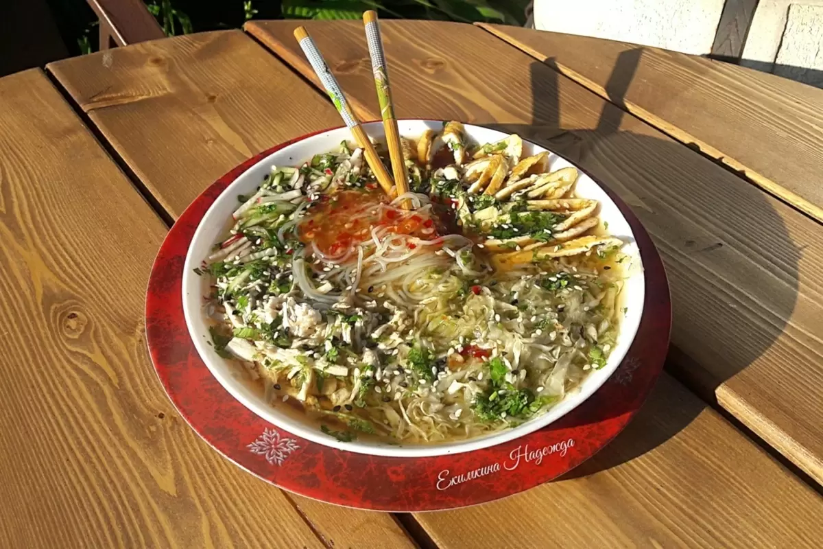 Окунувшись в весенние вкусы: попробуйте освежающий суп кукси