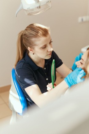 Профессиональная чистка имплантов: как часто посещать гигиениста