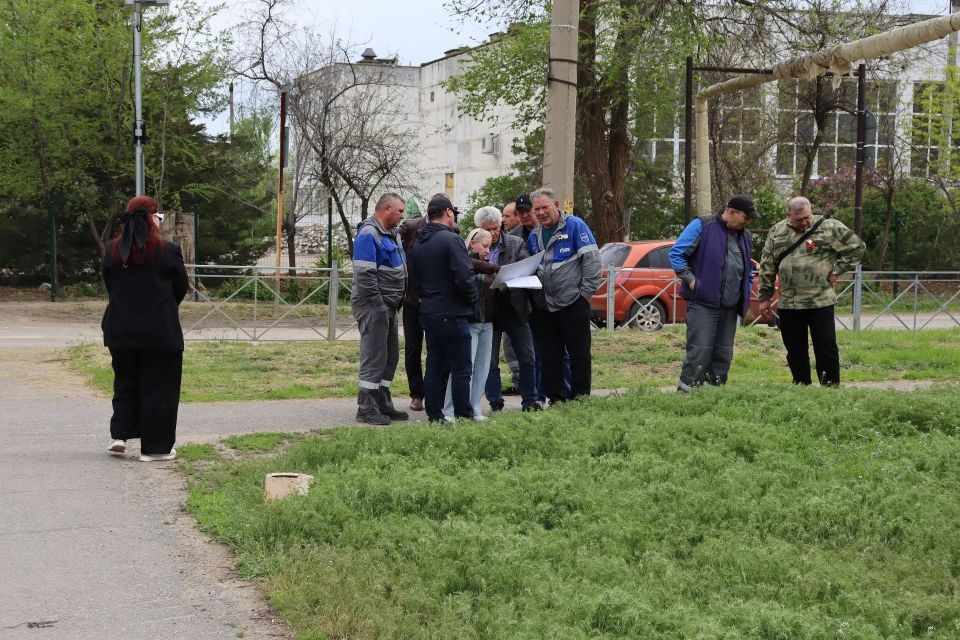 Сегодня комиссия, в состав которой вошли профильные специалисты администрации, а также представители ПАО «Россети», «Ростелеком» и «ТеплоСеть», провела выездное совещание Сегодня комиссия, в состав которой вошли профильные специалисты администрации, а также представители ПАО «Россети», «Ростелеком» и «ТеплоСеть», провела выездное совещание