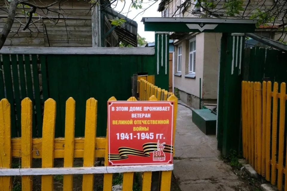 Министр транспорта и дорожной инфраструктуры Астраханской области поздравил участника Великой Отечественной войны с наступающим Днем Победы Министр транспорта и дорожной инфраструктуры Астраханской области поздравил участника Великой Отечественной войны с наступающим Днем Победы