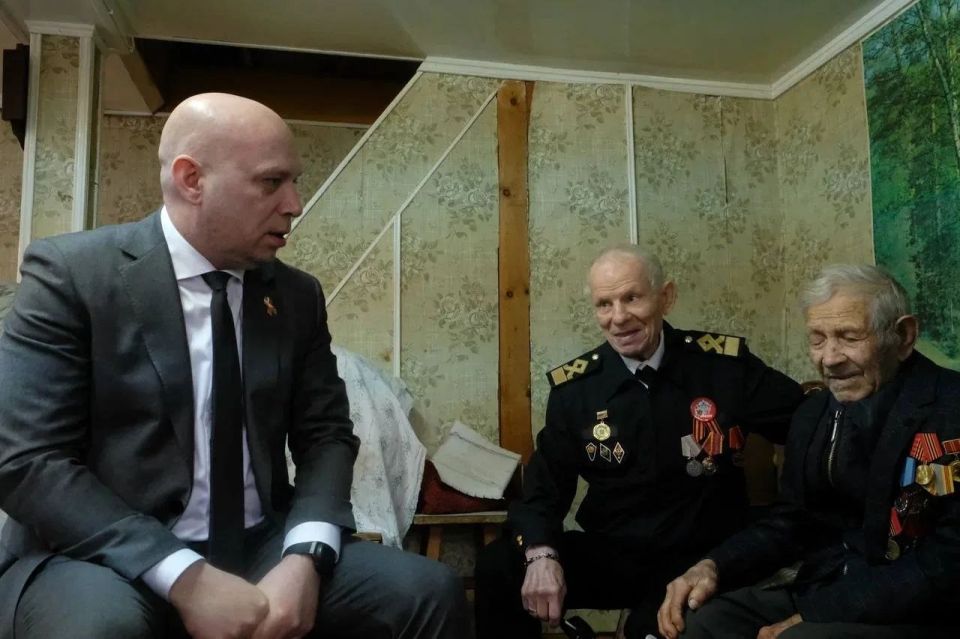 Министр транспорта и дорожной инфраструктуры Астраханской области поздравил участника Великой Отечественной войны с наступающим Днем Победы