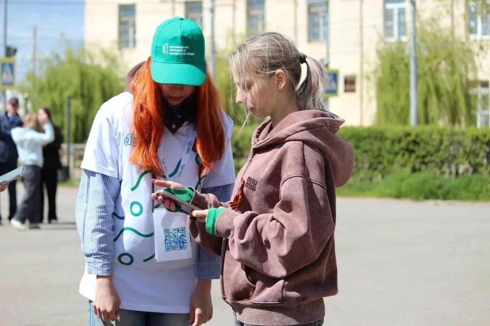 Волонтеры помогают астраханцам проголосовать за объекты благоустройства Волонтеры помогают астраханцам проголосовать за объекты благоустройства