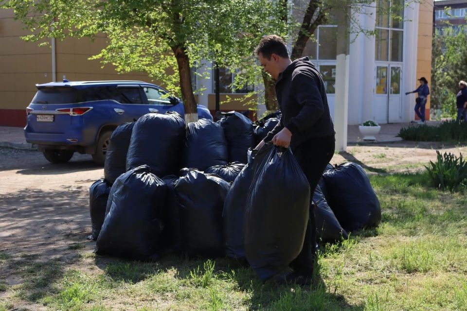 Субботник на площади Победы: вместе делаем город чище и красивее Субботник на площади Победы: вместе делаем город чище и красивее