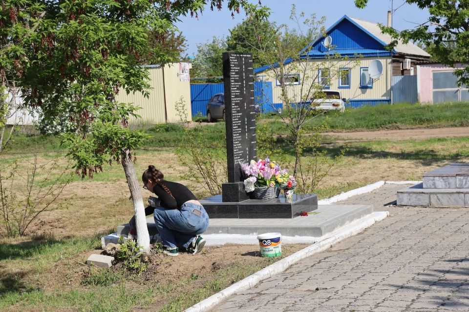 Субботник на площади Победы: вместе делаем город чище и красивее Субботник на площади Победы: вместе делаем город чище и красивее