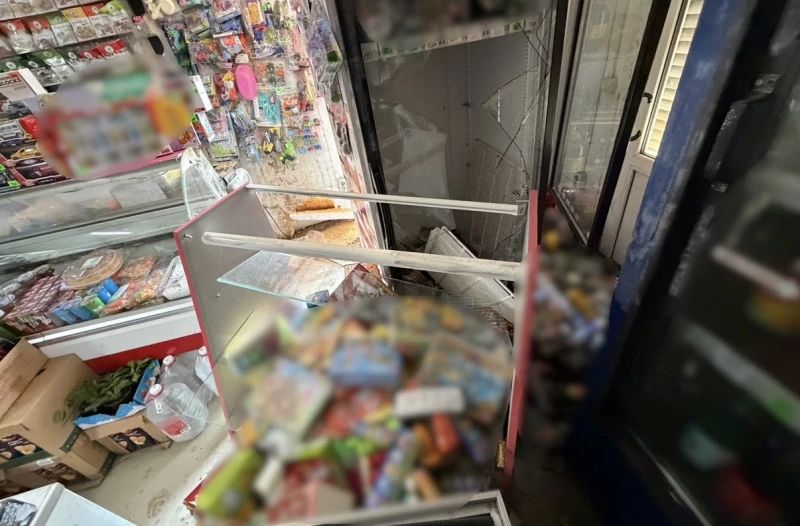 Мужчина проник в магазин через разрушенную стену и украл товар Мужчина проник в магазин через разрушенную стену и украл товар