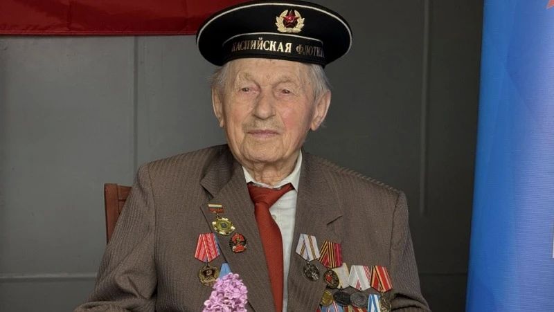100-летнего астраханца поздравили с Днём Победы