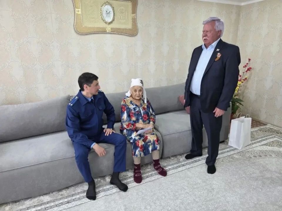 В преддверии празднования Дня Победы работники Аксарайской прокуратуры посетили тружеников тыла
