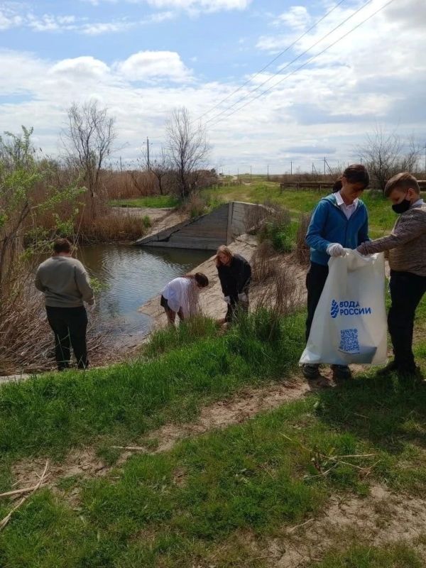 Астраханские школьники очистили берег в рамках «Вода России» Астраханские школьники очистили берег в рамках «Вода России»