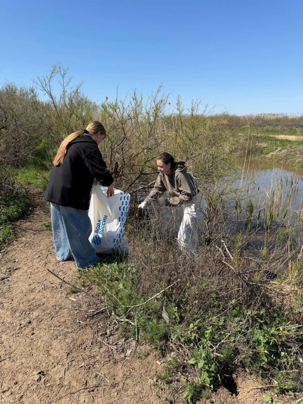 Астраханские школьники очистили берег в рамках «Вода России» Астраханские школьники очистили берег в рамках «Вода России»