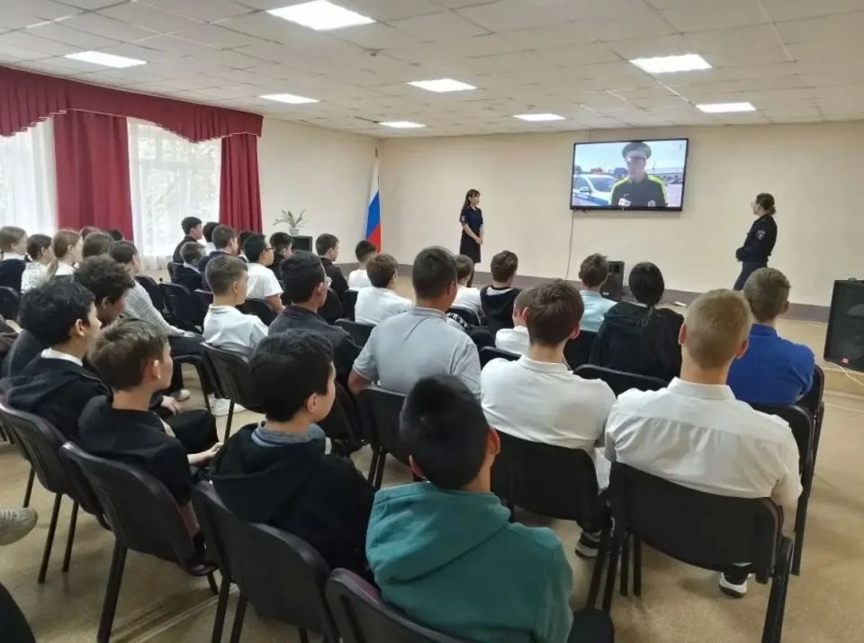 Сотрудники Госавтоинспекции провели для школьников уроки дорожной безопасности Сотрудники Госавтоинспекции провели для школьников уроки дорожной безопасности