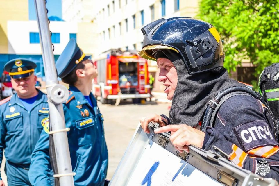 Астраханские огнеборцы оттачивали свои навыки на здании медицинского учреждения Астраханские огнеборцы оттачивали свои навыки на здании медицинского учреждения