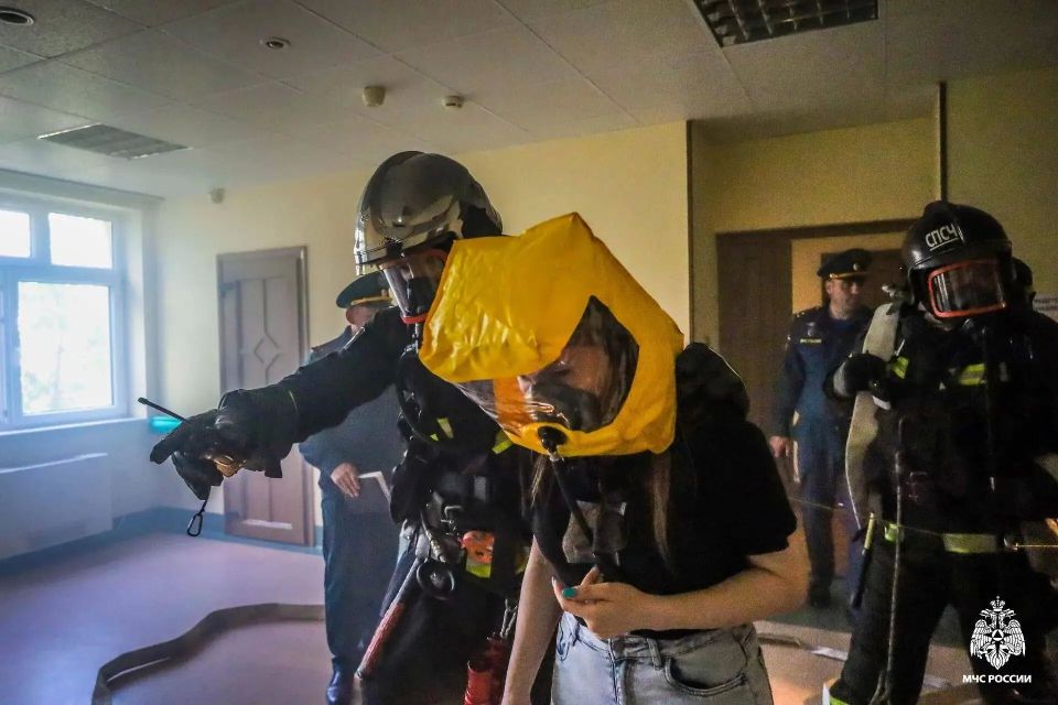 Астраханские огнеборцы оттачивали свои навыки на здании медицинского учреждения Астраханские огнеборцы оттачивали свои навыки на здании медицинского учреждения