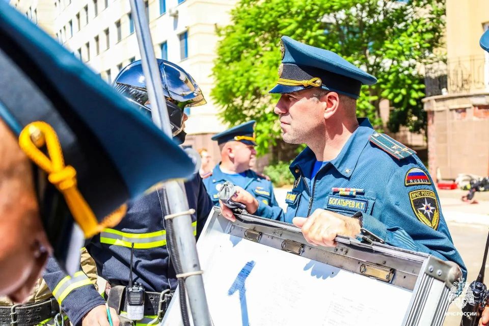 Астраханские огнеборцы оттачивали свои навыки на здании медицинского учреждения Астраханские огнеборцы оттачивали свои навыки на здании медицинского учреждения