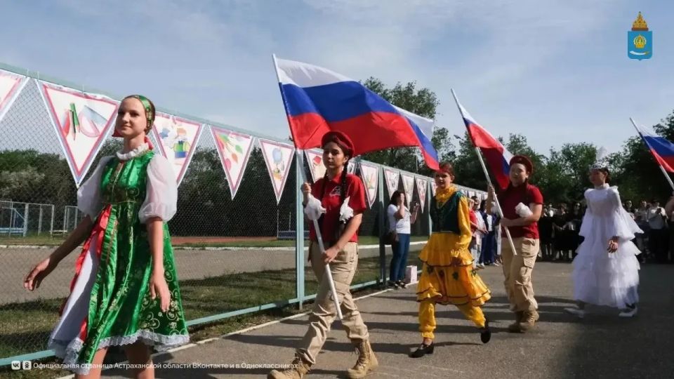 Сегодня во всех школах Астраханской области прошли торжественные линейки Сегодня во всех школах Астраханской области прошли торжественные линейки
