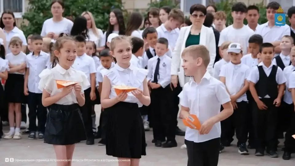 Сегодня во всех школах Астраханской области прошли торжественные линейки Сегодня во всех школах Астраханской области прошли торжественные линейки