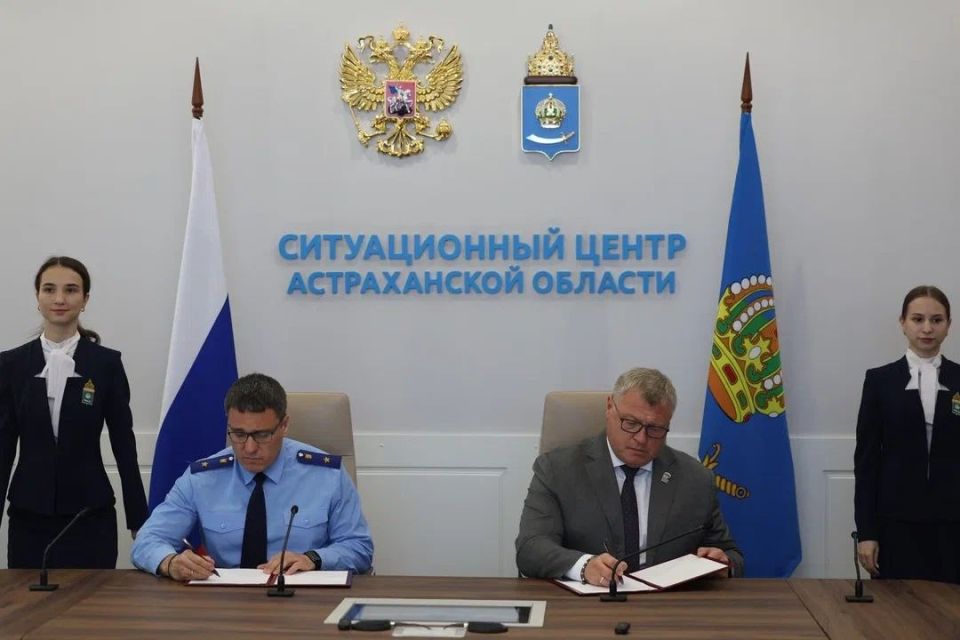 Губернатор Игорь Бабушкин и прокурор Астраханской области Александр Гулягин подписали соглашение о взаимодействии в сфере правотворческой деятельности Губернатор Игорь Бабушкин и прокурор Астраханской области Александр Гулягин подписали соглашение о взаимодействии в сфере правотворческой деятельности