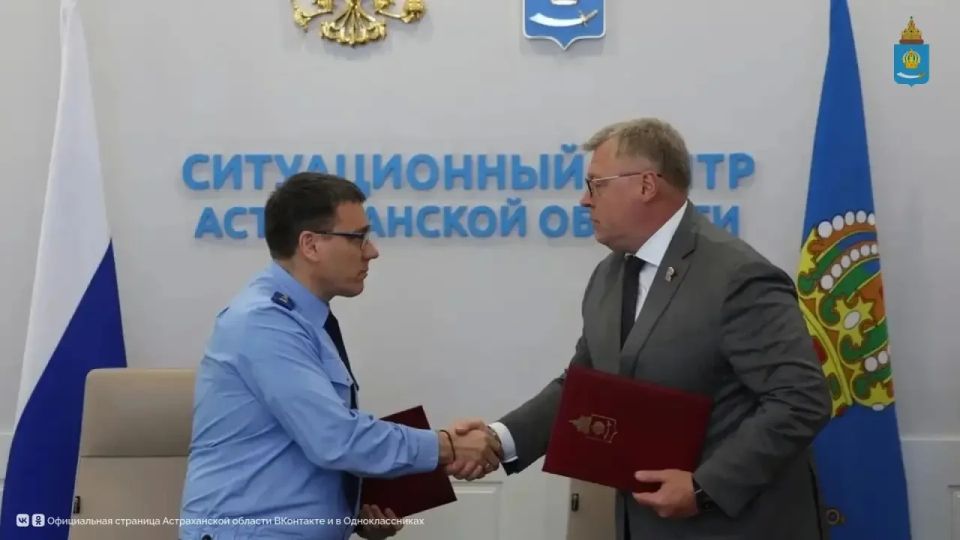 Губернатор Игорь Бабушкин и прокурор Астраханской области Александр Гулягин подписали соглашение о взаимодействии в сфере правотворческой деятельности Губернатор Игорь Бабушкин и прокурор Астраханской области Александр Гулягин подписали соглашение о взаимодействии в сфере правотворческой деятельности