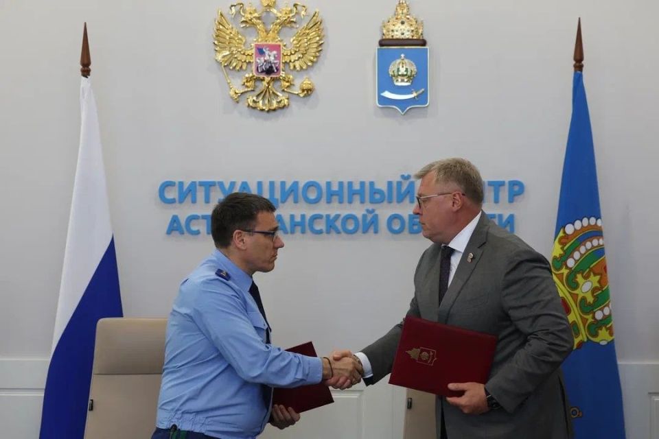 Губернатор Игорь Бабушкин и прокурор Астраханской области Александр Гулягин подписали соглашение о взаимодействии в сфере правотворческой деятельности Губернатор Игорь Бабушкин и прокурор Астраханской области Александр Гулягин подписали соглашение о взаимодействии в сфере правотворческой деятельности