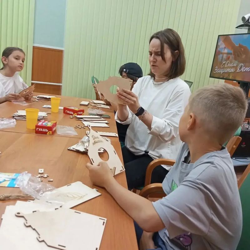 В предверии Дня защиты детей члены Молодежного совета Управления Федерального казначейства по Астраханской области провели мастер-класс «Домики для пернатых друзей» по изготовлению и украшению скворечников В предверии Дня защиты детей члены Молодежного совета Управления Федерального казначейства по Астраханской области провели мастер-класс «Домики для пернатых друзей» по изготовлению и украшению скворечников