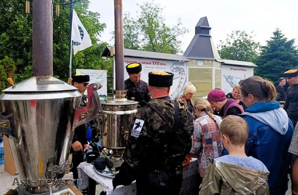 Дождь не помешал астраханцам отпраздновать Троицу в кремле Дождь не помешал астраханцам отпраздновать Троицу в кремле