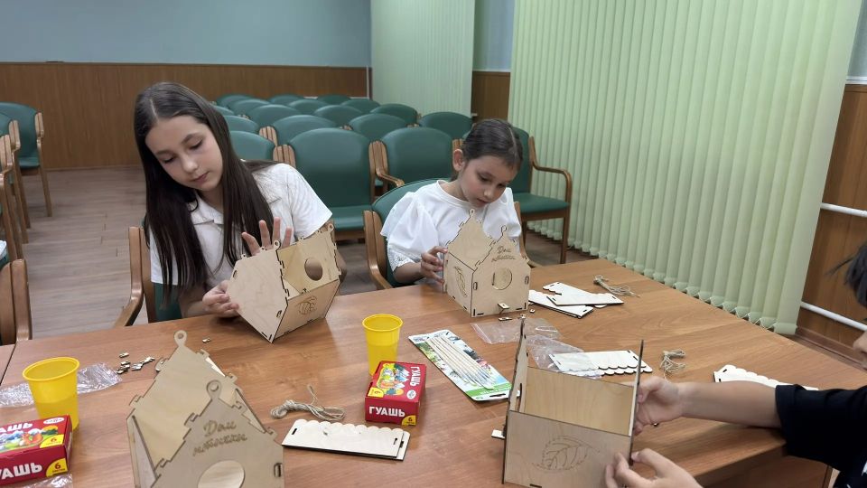 В предверии Дня защиты детей члены Молодежного совета Управления Федерального казначейства по Астраханской области провели мастер-класс «Домики для пернатых друзей» по изготовлению и украшению скворечников В предверии Дня защиты детей члены Молодежного совета Управления Федерального казначейства по Астраханской области провели мастер-класс «Домики для пернатых друзей» по изготовлению и украшению скворечников