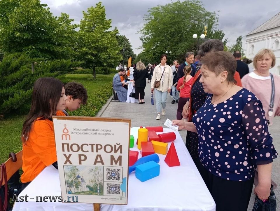 Дождь не помешал астраханцам отпраздновать Троицу в кремле Дождь не помешал астраханцам отпраздновать Троицу в кремле