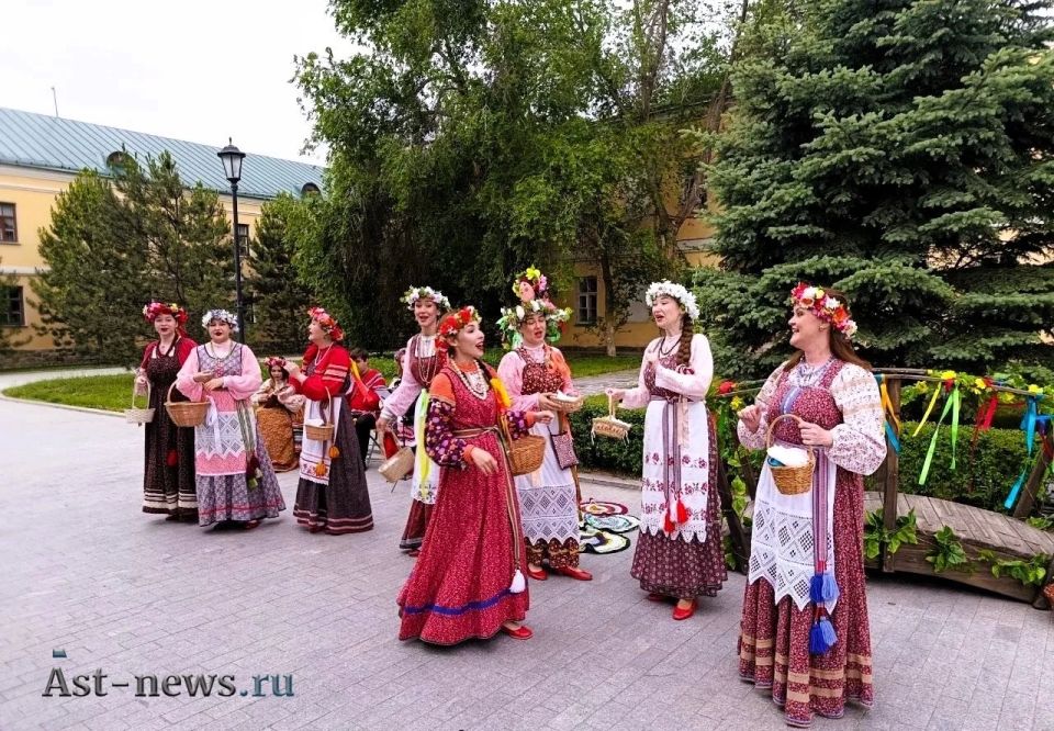 Дождь не помешал астраханцам отпраздновать Троицу в кремле Дождь не помешал астраханцам отпраздновать Троицу в кремле
