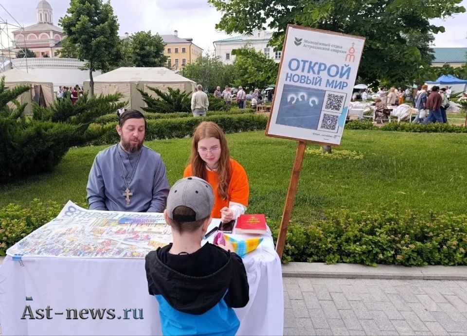 Дождь не помешал астраханцам отпраздновать Троицу в кремле Дождь не помешал астраханцам отпраздновать Троицу в кремле