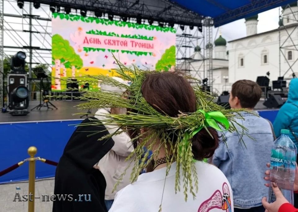 Дождь не помешал астраханцам отпраздновать Троицу в кремле Дождь не помешал астраханцам отпраздновать Троицу в кремле