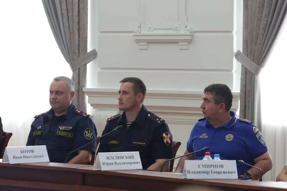 Начальник ГУ МЧС России по Астраханской области Юрий Землянский принял участие в совещании обеспечению правопорядка в регионе Начальник ГУ МЧС России по Астраханской области Юрий Землянский принял участие в совещании обеспечению правопорядка в регионе