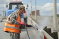 В Астрахани моют отбойники и красят леерку на мостах