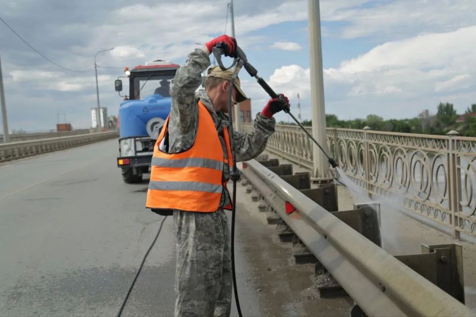 В Астрахани моют отбойники и красят леерку на мостах В Астрахани моют отбойники и красят леерку на мостах
