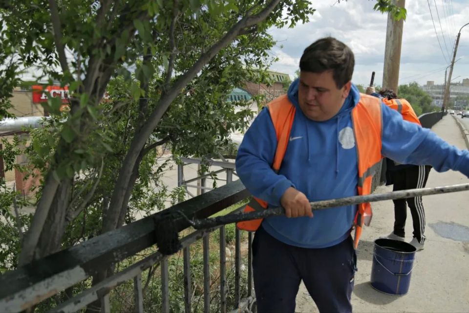 В Астрахани моют отбойники и красят леерку на мостах В Астрахани моют отбойники и красят леерку на мостах