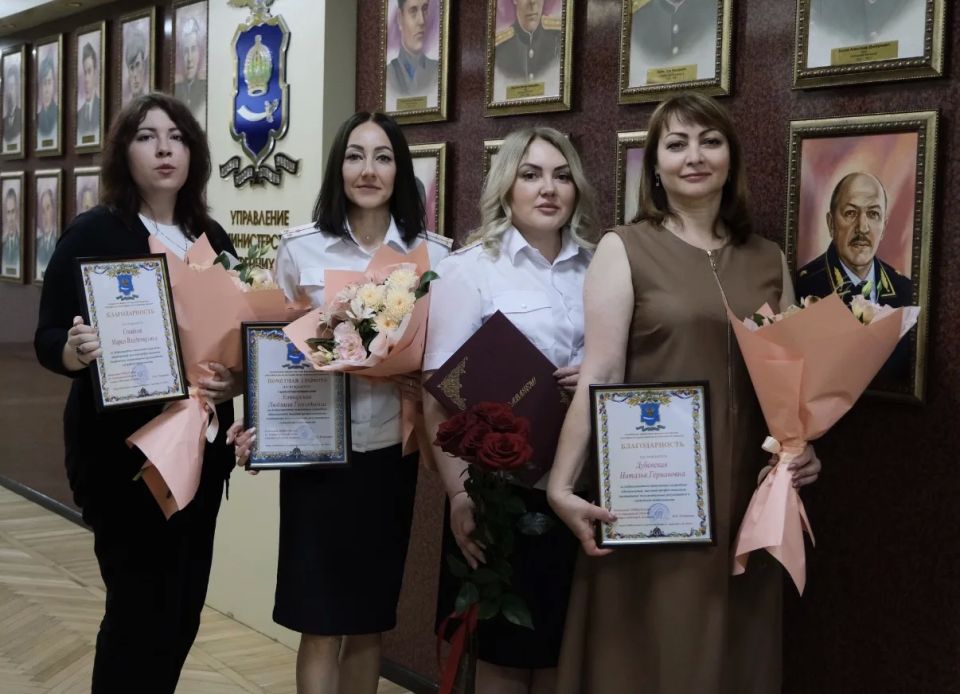 Начальник Управления МВД России по Астраханской области генерал-лейтенант полиции Игорь Ромашкин поздравил сотрудников региональной пресс-службы