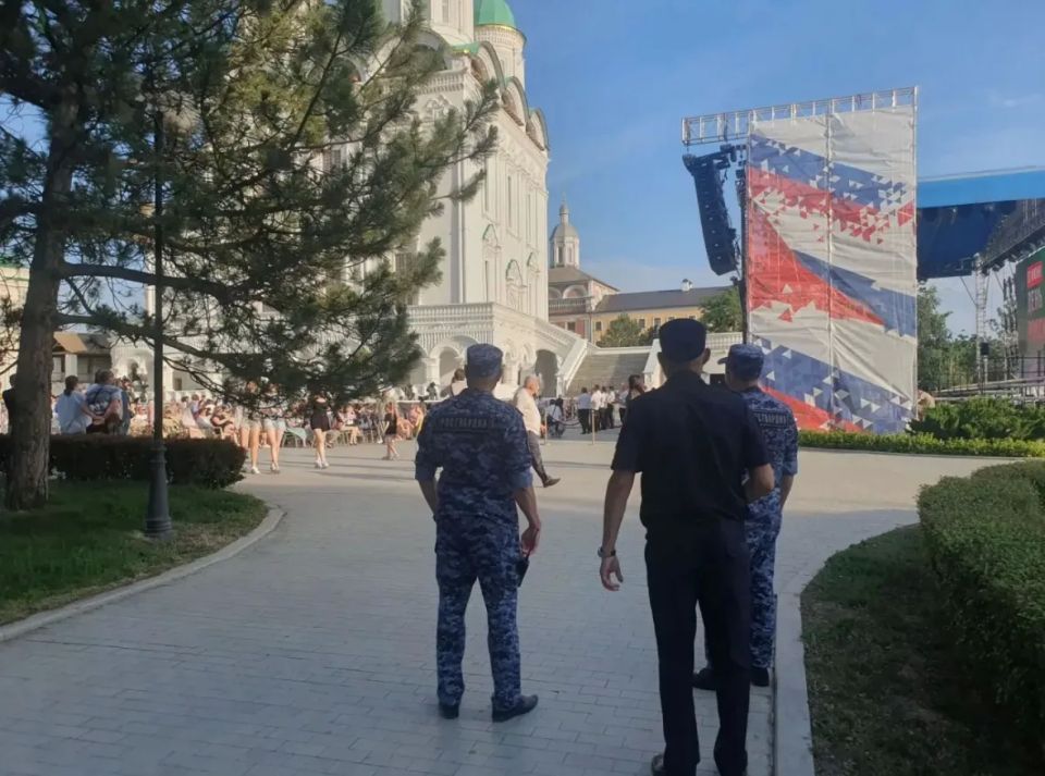 Астраханские полицейские обеспечили охрану общественного порядка во время празднования Дня России Астраханские полицейские обеспечили охрану общественного порядка во время празднования Дня России