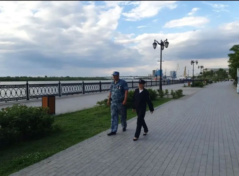 Астраханские полицейские обеспечили охрану общественного порядка во время празднования Дня России Астраханские полицейские обеспечили охрану общественного порядка во время празднования Дня России