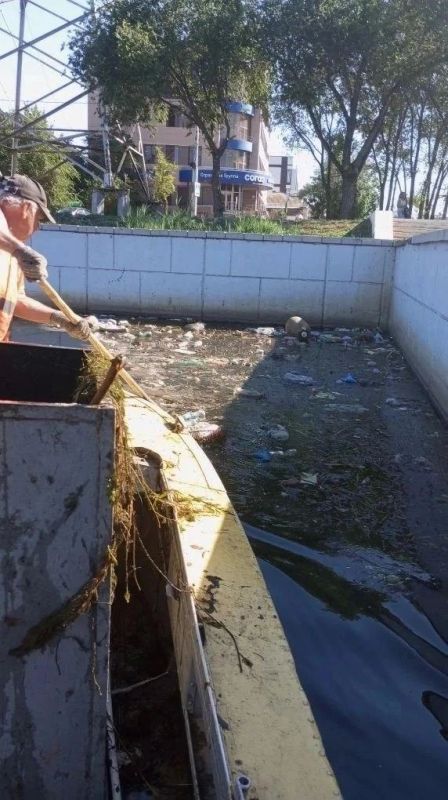 ФОТО ДНЯ: 20 кубов мусора выловили коммунальщики из астраханских водоемов за первую половину июня ФОТО ДНЯ: 20 кубов мусора выловили коммунальщики из астраханских водоемов за первую половину июня