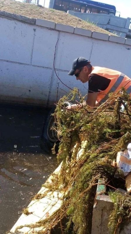 ФОТО ДНЯ: 20 кубов мусора выловили коммунальщики из астраханских водоемов за первую половину июня ФОТО ДНЯ: 20 кубов мусора выловили коммунальщики из астраханских водоемов за первую половину июня