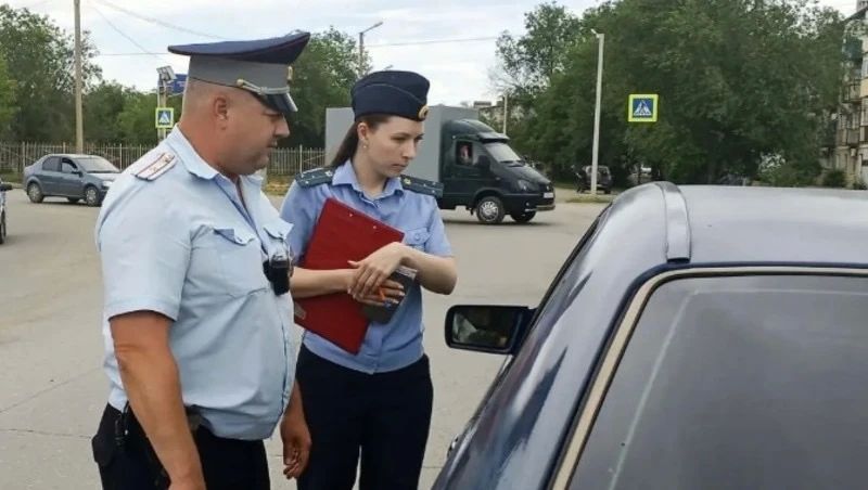 У астраханских водителей прямо за рулём проверили неоплаченные штрафы