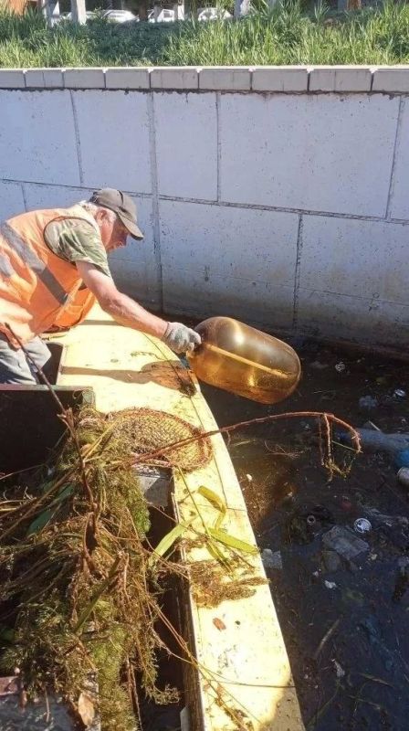 ФОТО ДНЯ: 20 кубов мусора выловили коммунальщики из астраханских водоемов за первую половину июня ФОТО ДНЯ: 20 кубов мусора выловили коммунальщики из астраханских водоемов за первую половину июня
