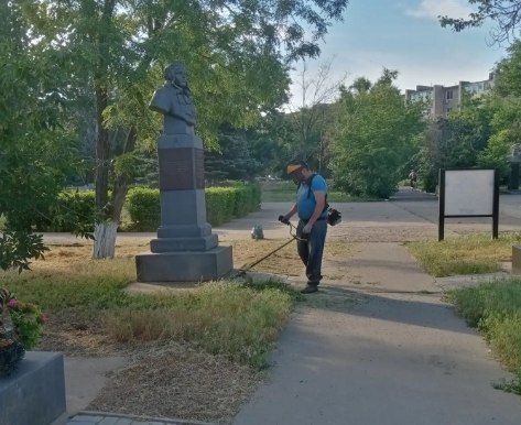 Специалистами МКУ «Чистый город» ведутся работы в парках и скверах: косится высокая сорная трава, формируются кустарники, приводятся в порядок зеленые зоны Специалистами МКУ «Чистый город» ведутся работы в парках и скверах: косится высокая сорная трава, формируются кустарники, приводятся в порядок зеленые зоны
