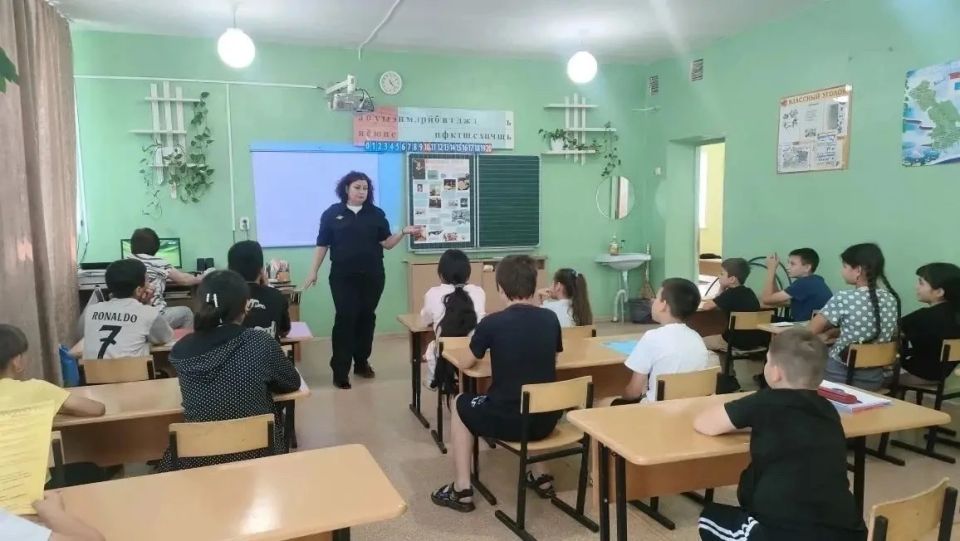 Сотрудники ПДН в летний период проводят профилактические беседы с детьми Сотрудники ПДН в летний период проводят профилактические беседы с детьми