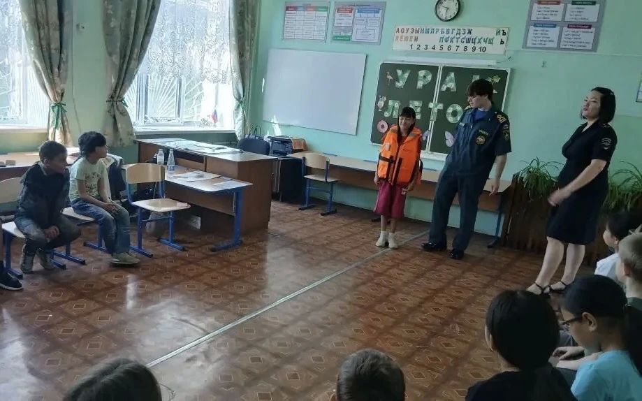 Сотрудники ПДН в летний период проводят профилактические беседы с детьми Сотрудники ПДН в летний период проводят профилактические беседы с детьми